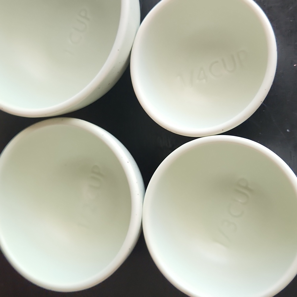 NIB beautiful ceramic Greg Natale Sage 4 PC Measuring cup set.